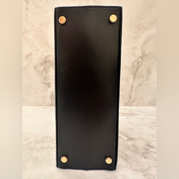 Salvatore Ferragamo Vara Ribbon Leather Tote
Pre loved - Picture 8 of 14